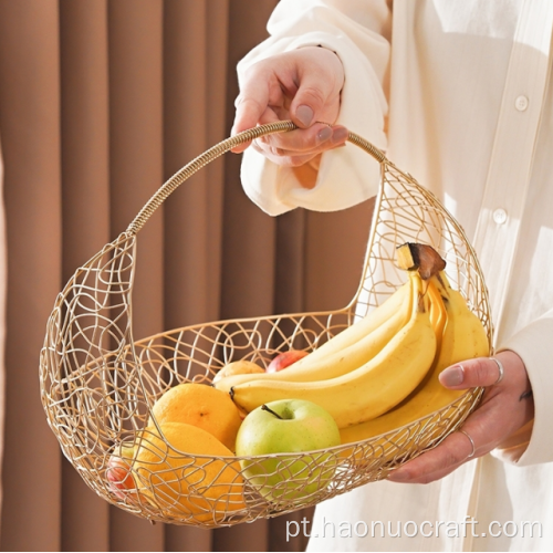 Cesta de flores com rede de frutas